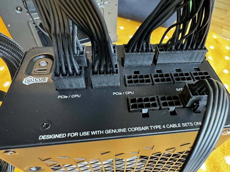 Computer-Netzteil mit Steckern