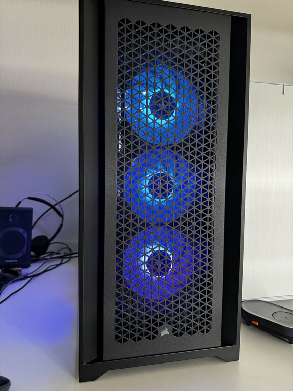 Gaming-PC von vorne, blau beleuchtete Lüfter