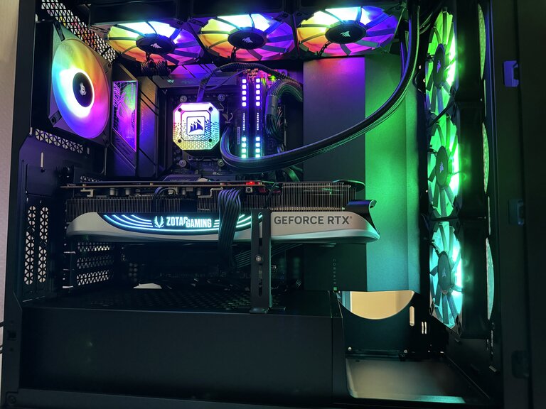 High-End-Gaming-PC von der Seite, RGB-Beleuchtung